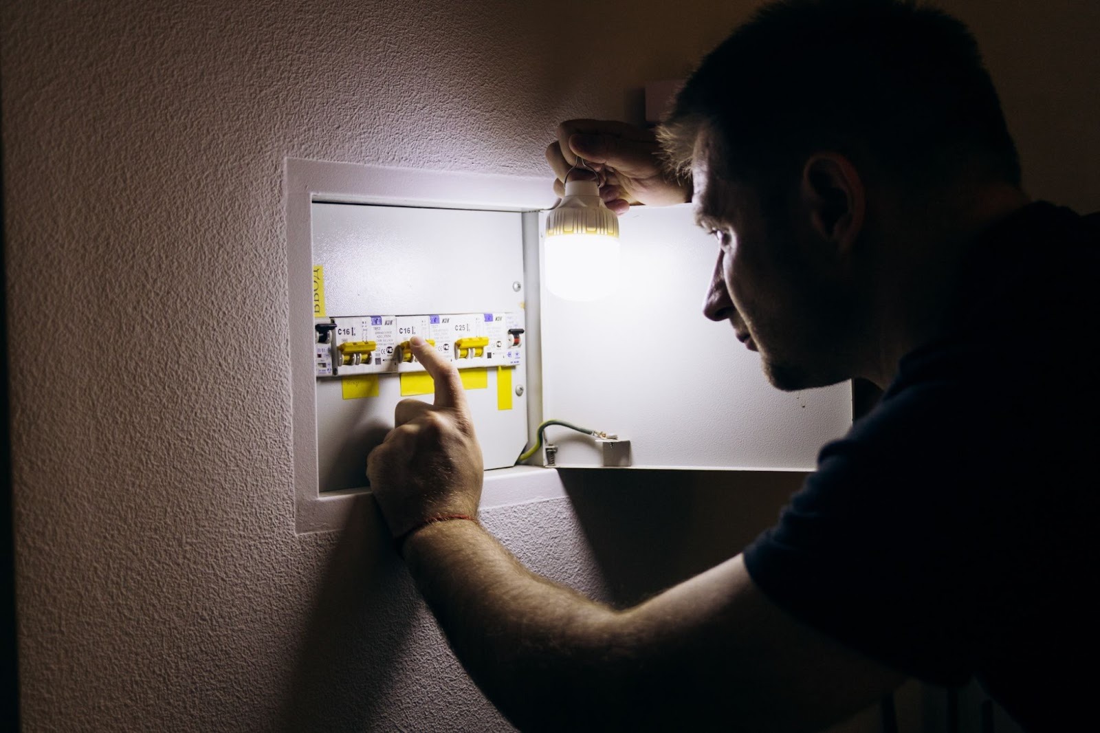 Lärmepumpe Stromausfall, Blick in den Sicherungskasten. 