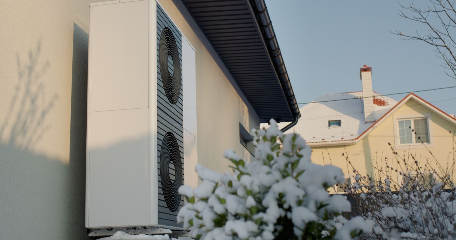 Eine moderne Wärmepumpe an einem Haus. 