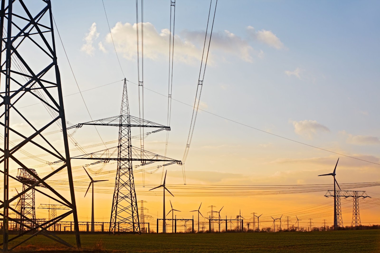 Strommasten im Sonnenuntergang