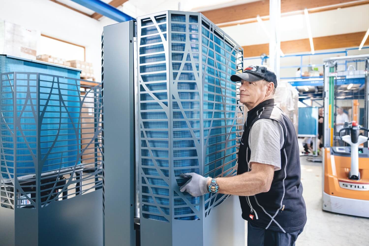 Mitarbeiter setzt eine Lambda Eureka Wärmepumpe in der Produktionshalle zusammen