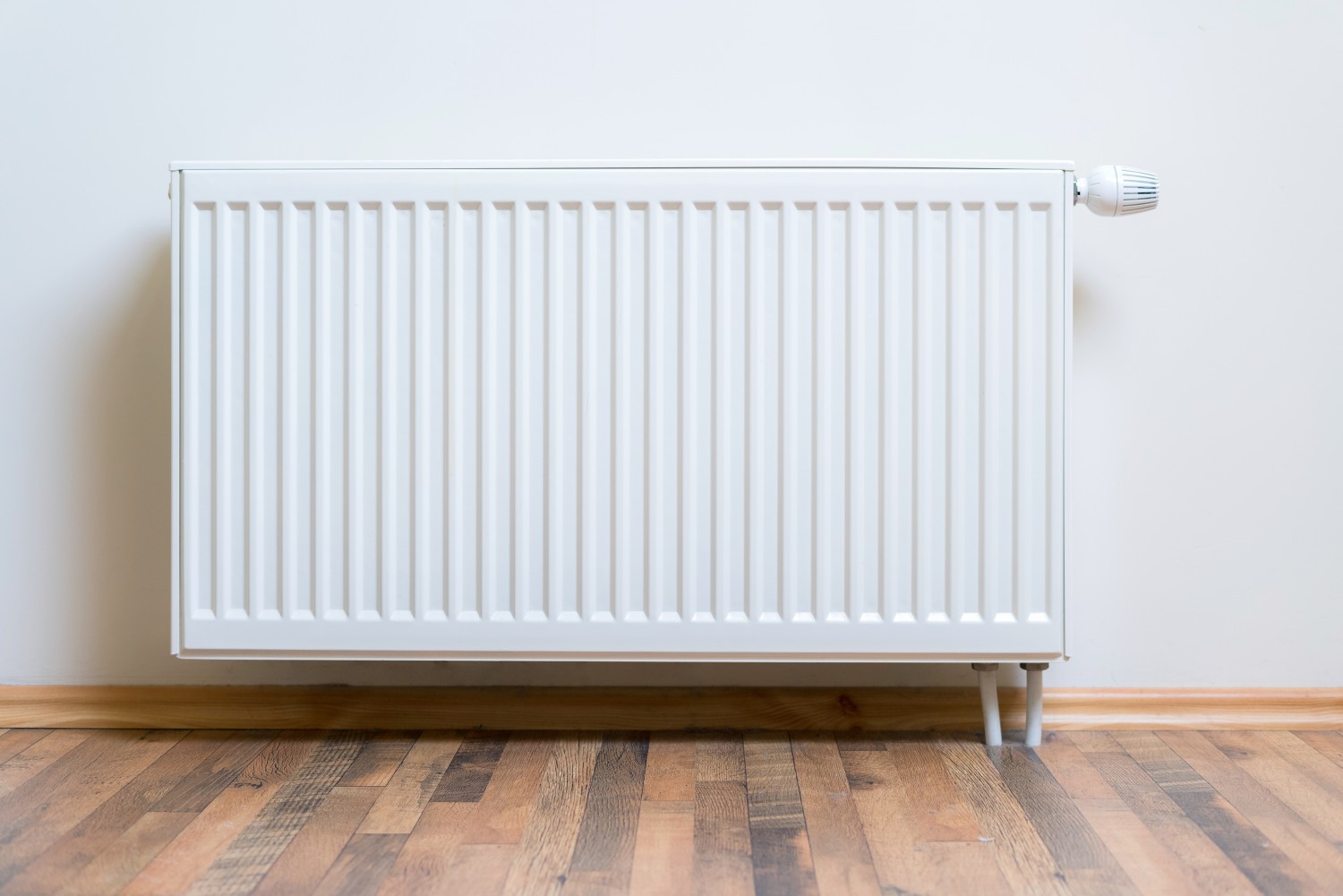 Moderner Plattenheizkörper an eine weißen Wand