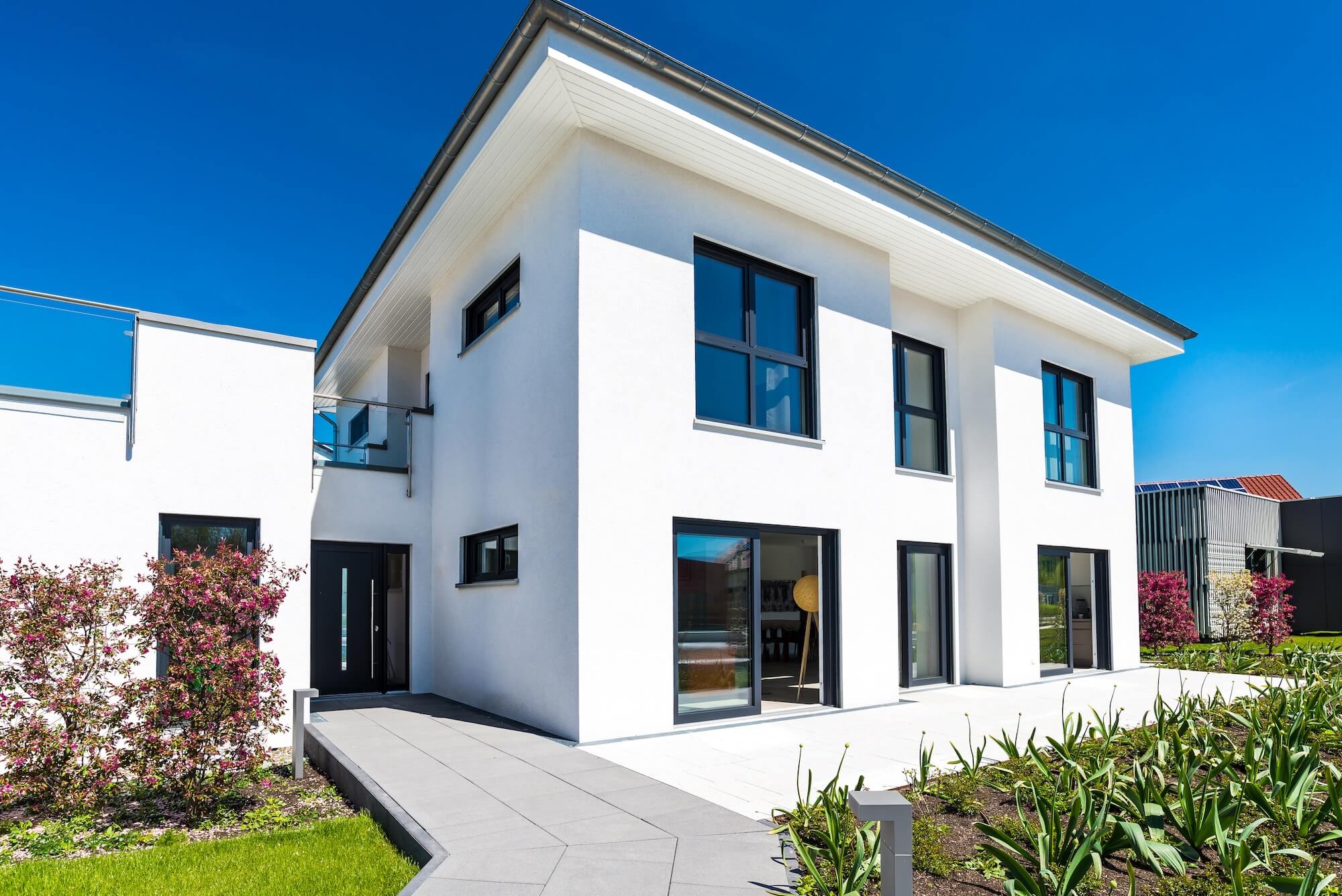Moderne Architektur illustriert Wahlmöglichkeiten zwischen Sanierung Altbau vs Neubau