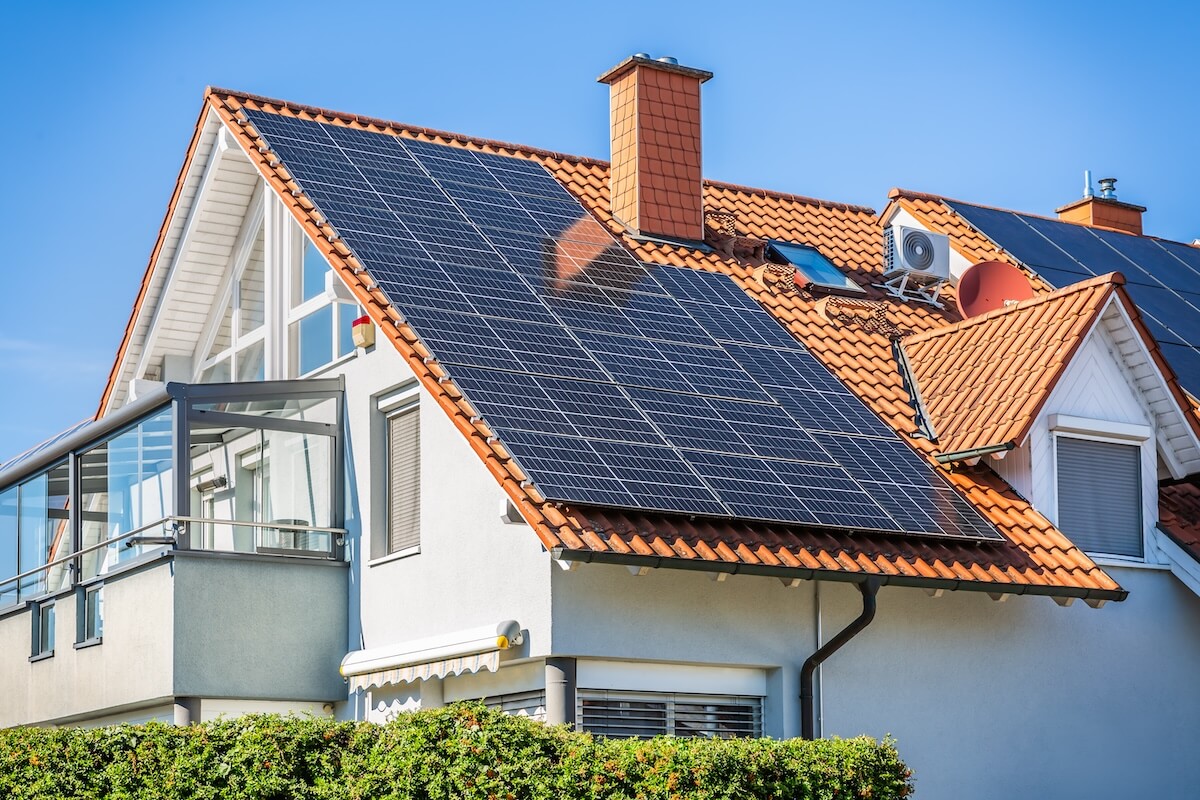 Kombination aus Wärmepumpe und Photovoltaik auf dem Dach