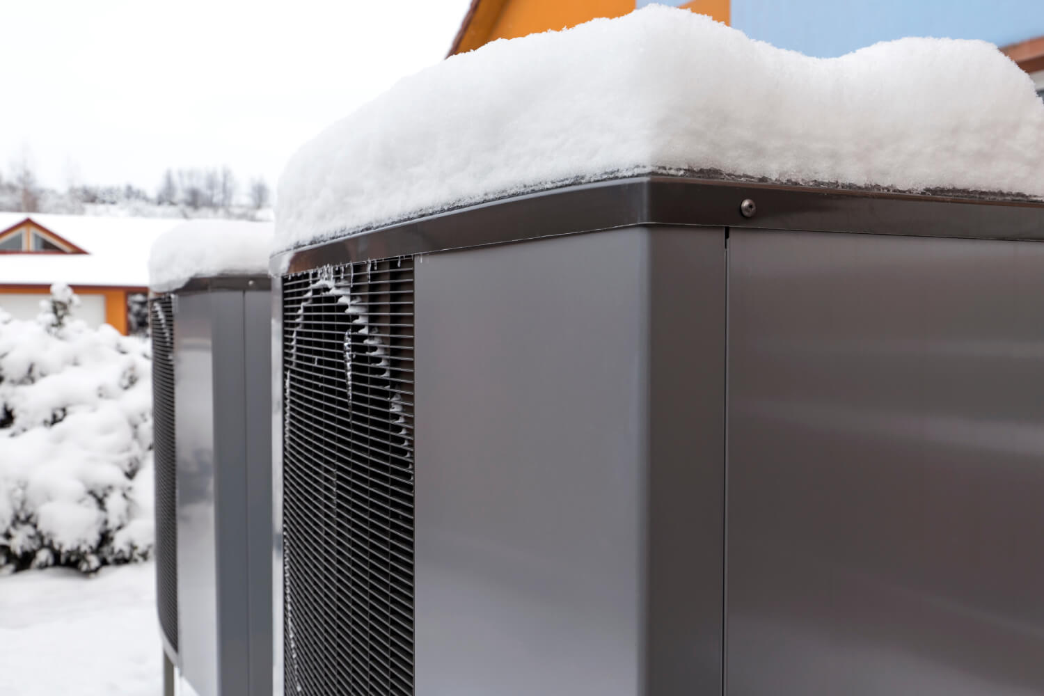 Wolf Wärmepumpe im Winter mit Schnee auf der Haube und Eis am Ventilator