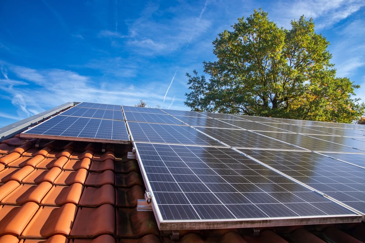 Eine PV-Anlage kann Ihr Haus während eines Blackouts mit Strom versorgen.