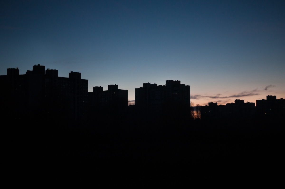 Dunkle Häuser während eines Blackouts