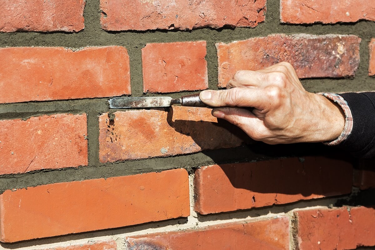 Isolierklinker: Fugenmörtel wird zwischen Klinkerriemchen angebracht
