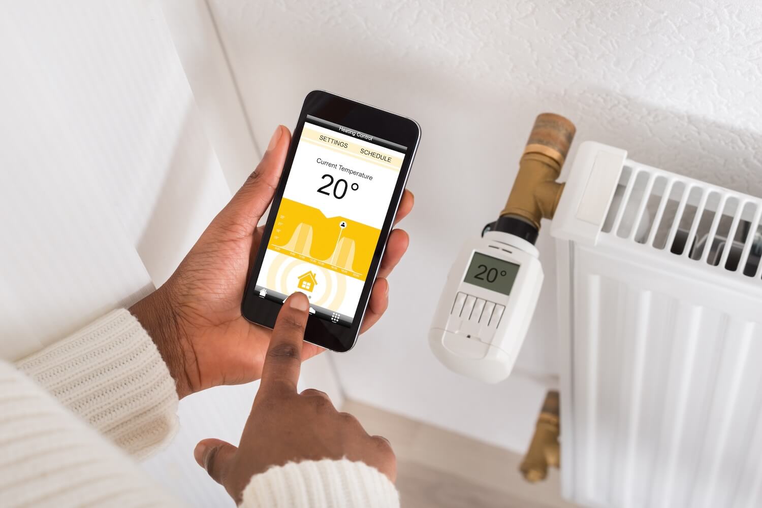 Smartphone-App zeigt die aktuelle Raumtemperatur, mit der man die Heizung per App steuern kann.