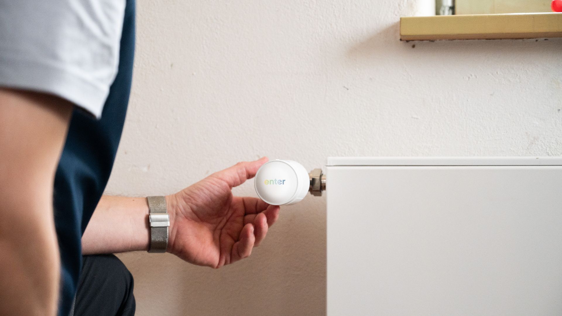 Handwerker installiert fĂŒr Enter Connect ein smartes Thermostat
