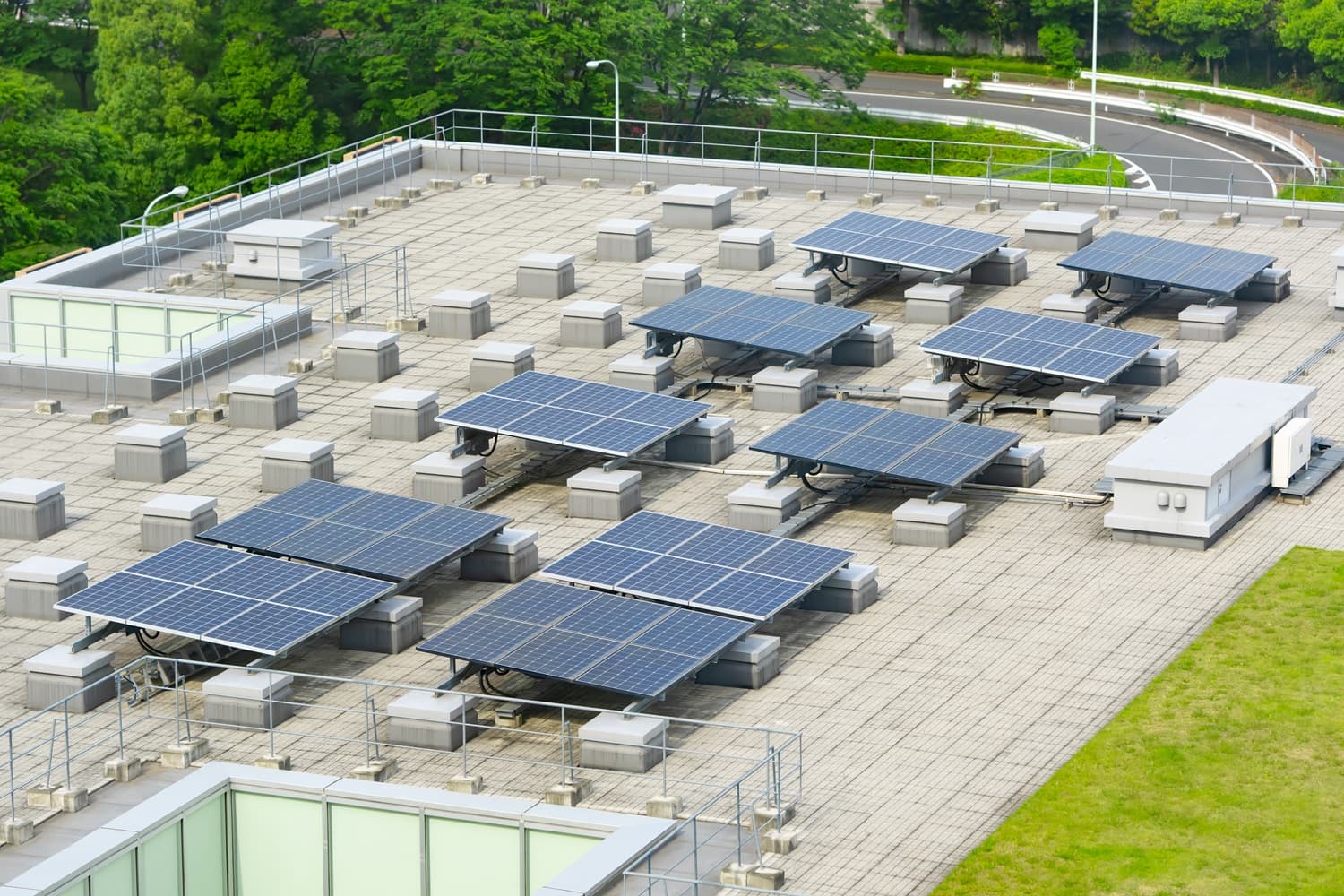 Insbesondere bei einer hellen FlÀche können die zweiseitigen Solarmodule im Vergleich zu normalen Anlagen mehr Strom generieren.