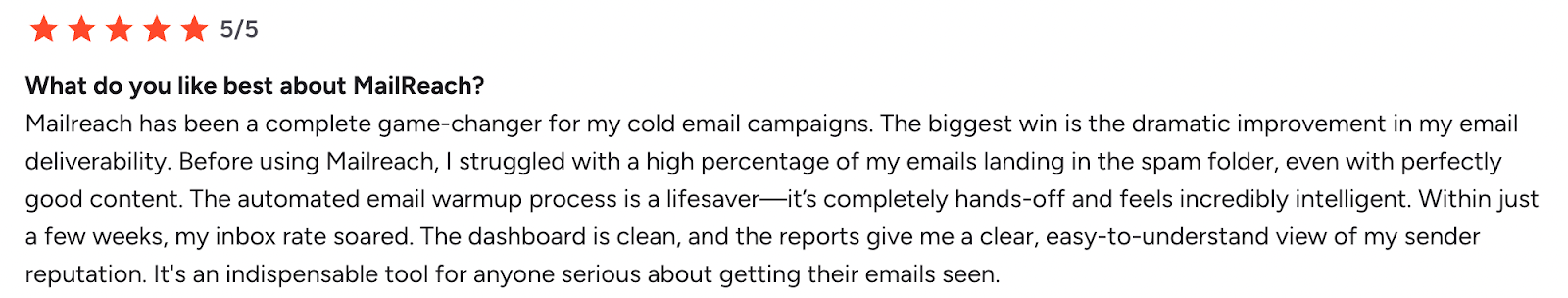 Capture d'écran d'un avis utilisateur 5 étoiles louant MailReach pour l'amélioration de la délivrabilité et la fourniture de rapports exploitables.