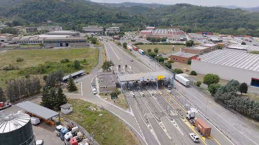 Drone airspace map with alerts & location.