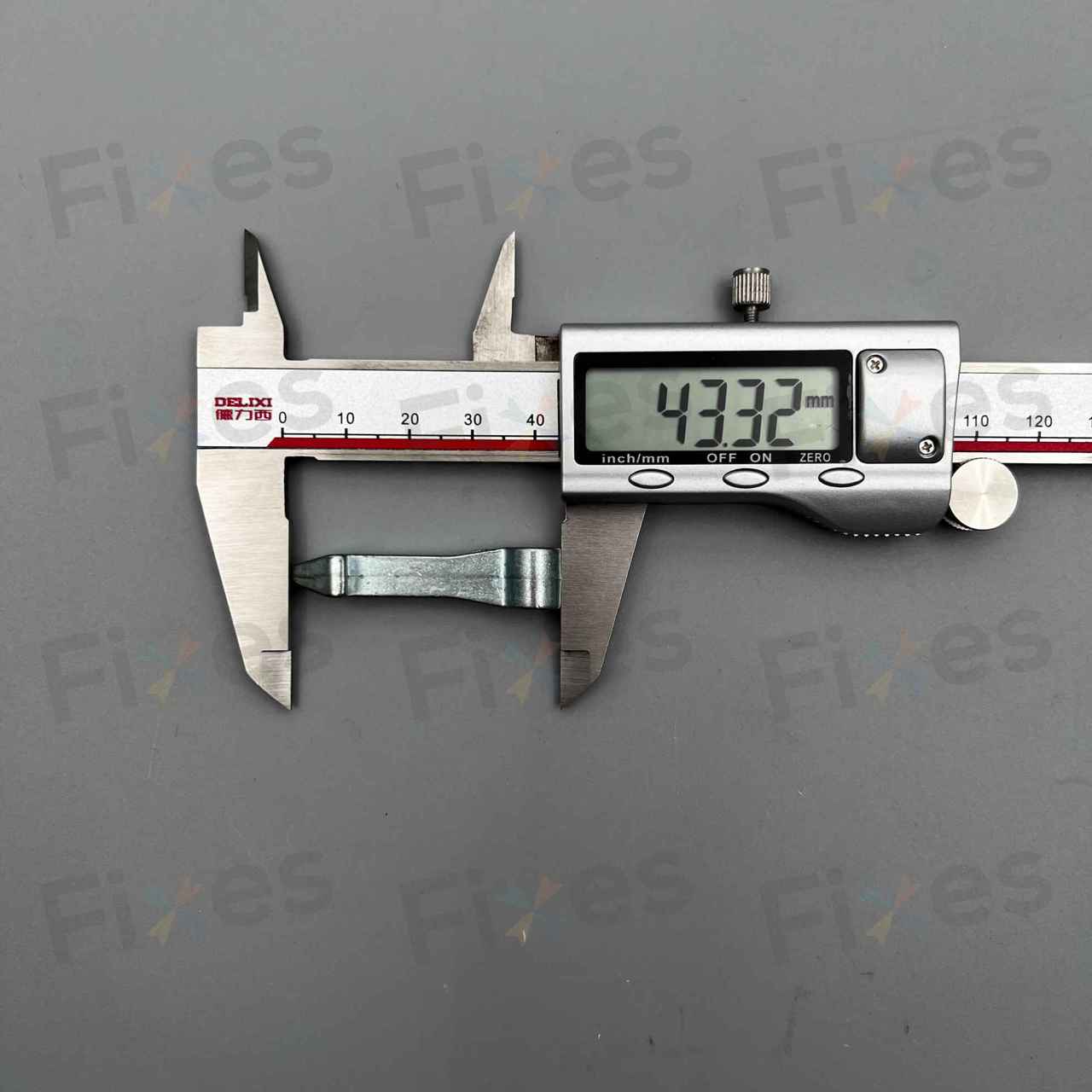 W003005a 及 W003005b 是外觀非常相似的前後期門勾，選購前必須小心核對清楚。

因零件發送後不能退貨，若現時不能確認款式，建議安排師傅上門更換。

W003005a打側睇是有凸出來的，而W003005b打側睇是直的參考圖1。