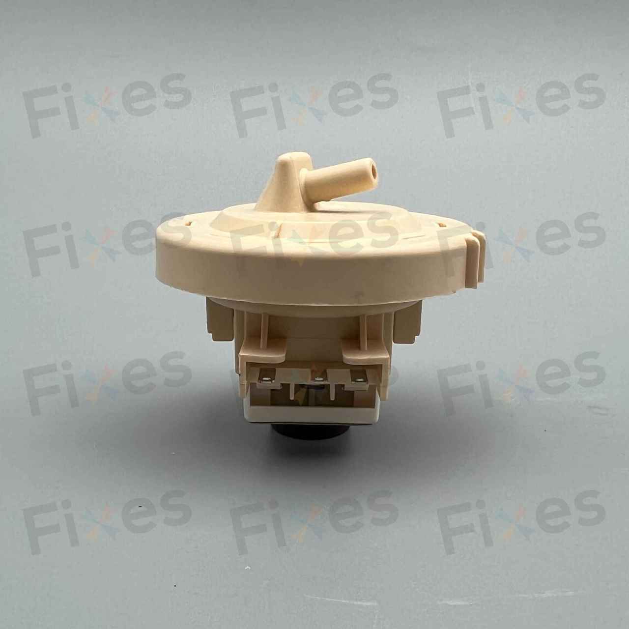 這款水位感應掣線插容易發生生銹情況，嚴重時會影響水位感應掣運作。若有需要要連同W015014更換。