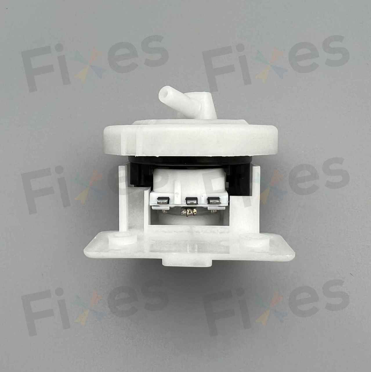 這款水位感應掣線插容易發生生銹情況，嚴重時會影響水位感應掣運作。若有需要要連同W015014更換。