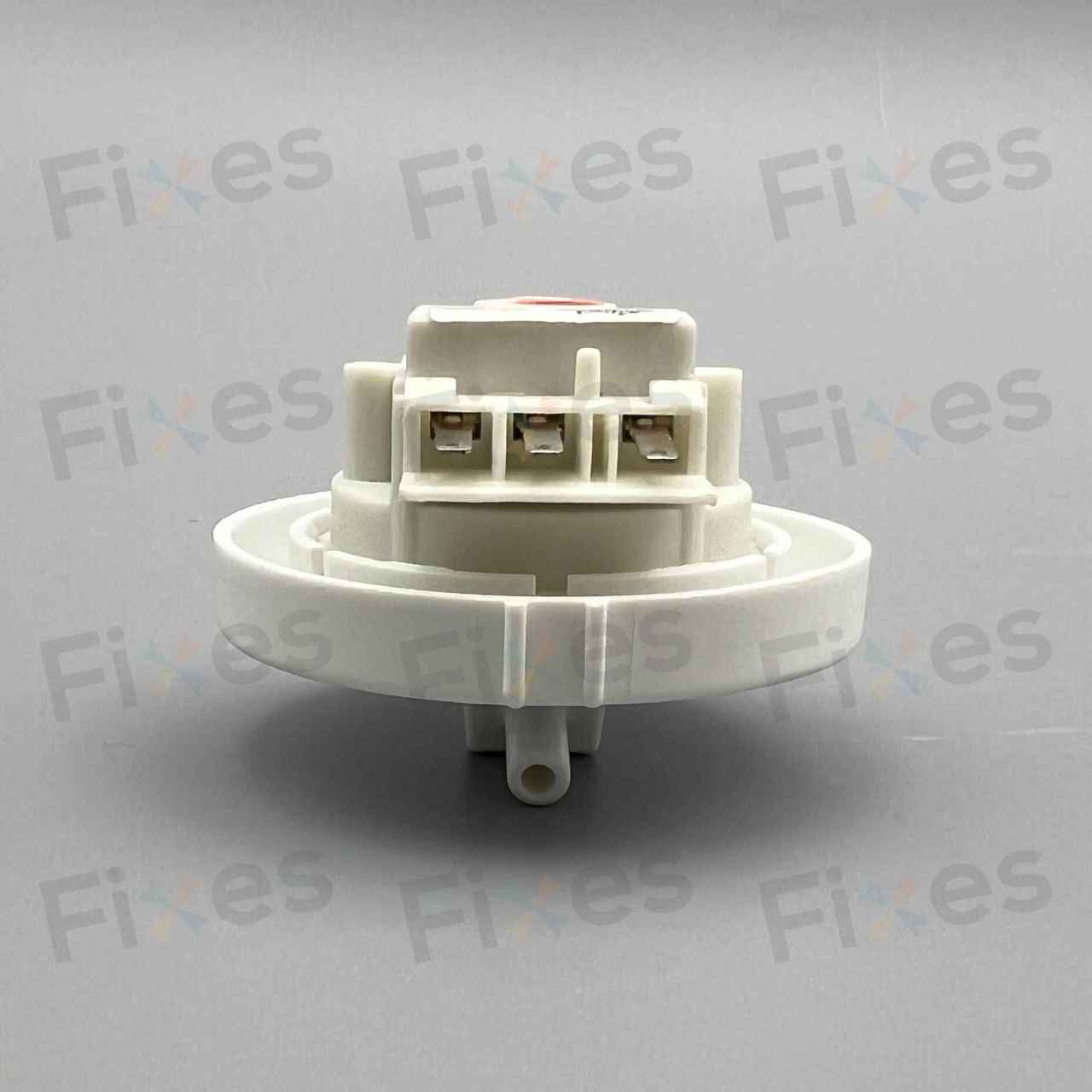 這款水位感應掣線插容易發生生銹情況，嚴重時會影響水位感應掣運作。若有需要要連同W015014更換。