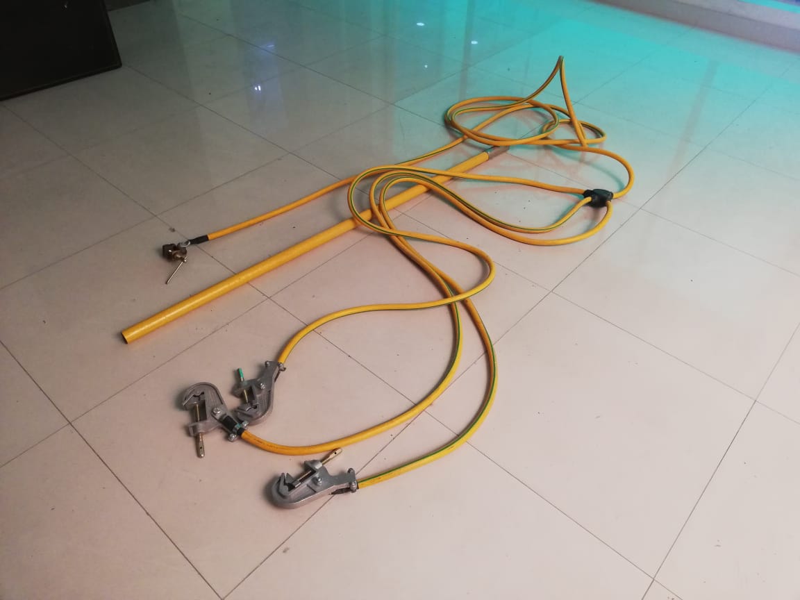 Fiberglass grounding device with electrical insulation