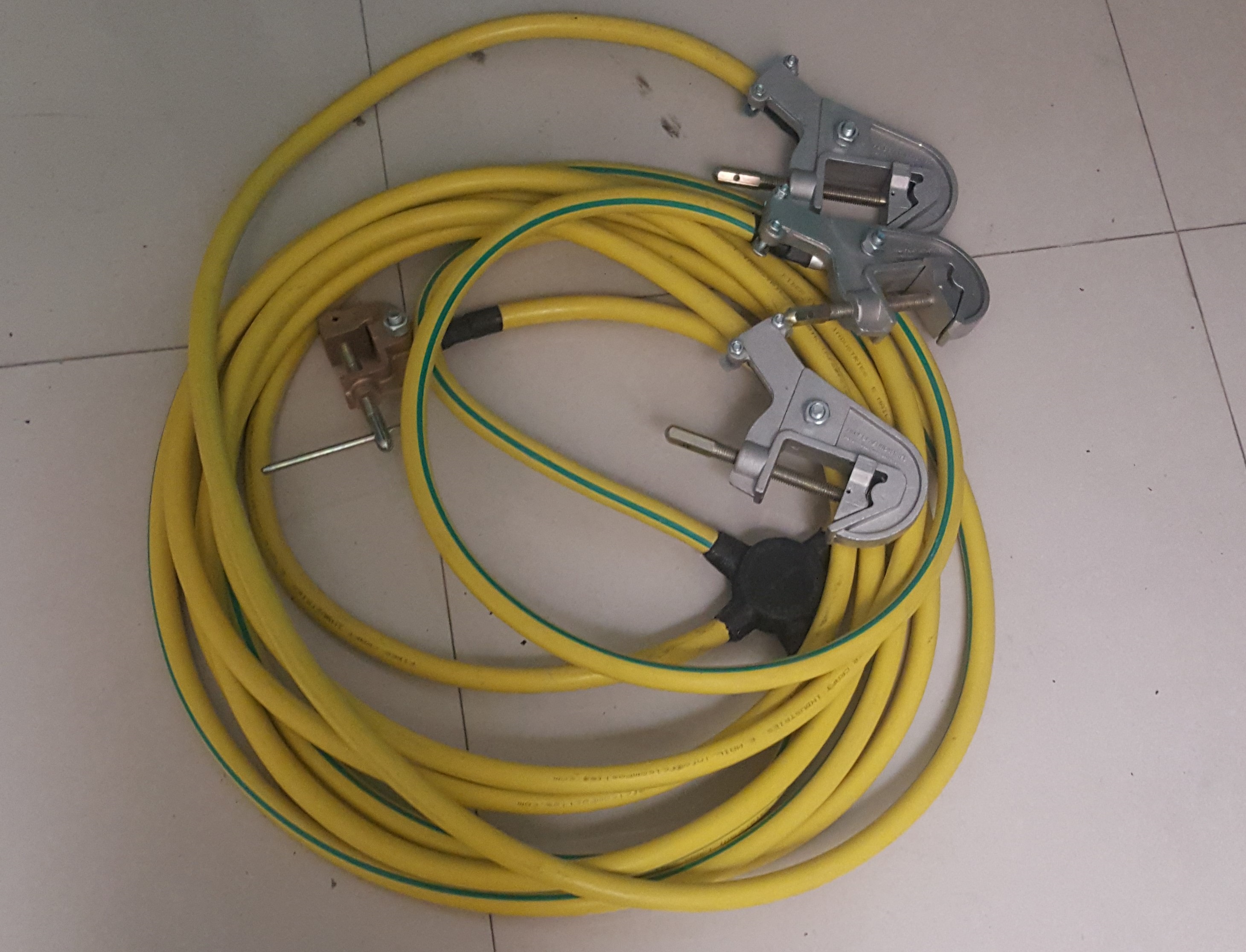 4-way cluster grounding set for high voltage applications