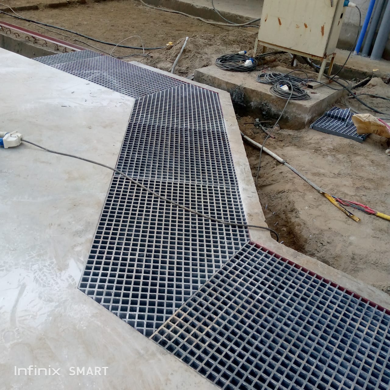 Lightweight fiberglass grating with anti-slip surface finish