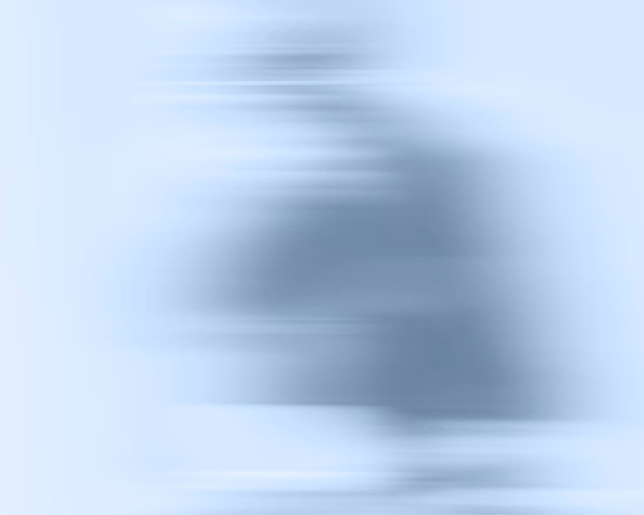 Vrouw zit op een trap met een laptop op schoot en kijkt naar iets buiten beeld; lichte achtergrond.