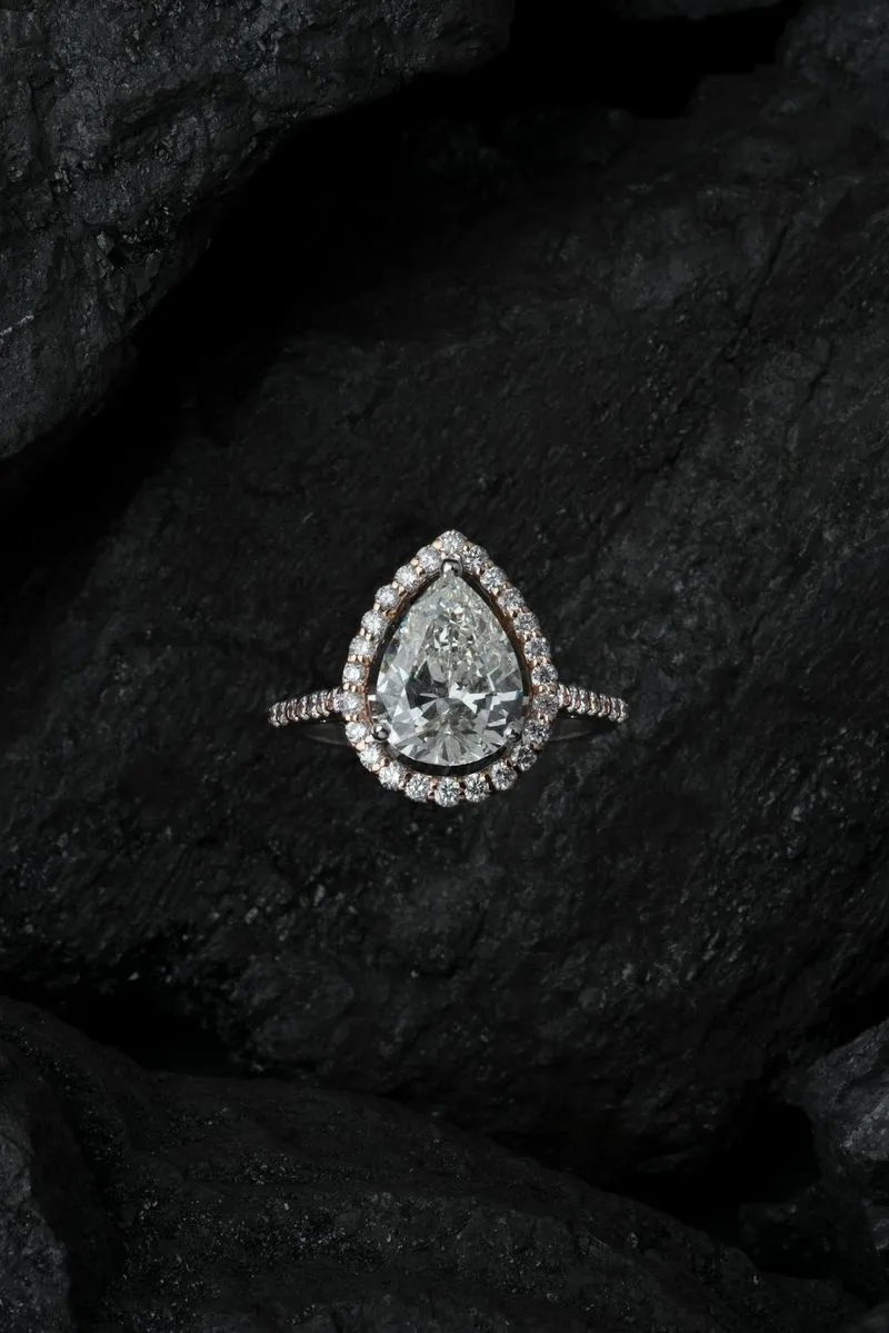 A diamons ring in black background.