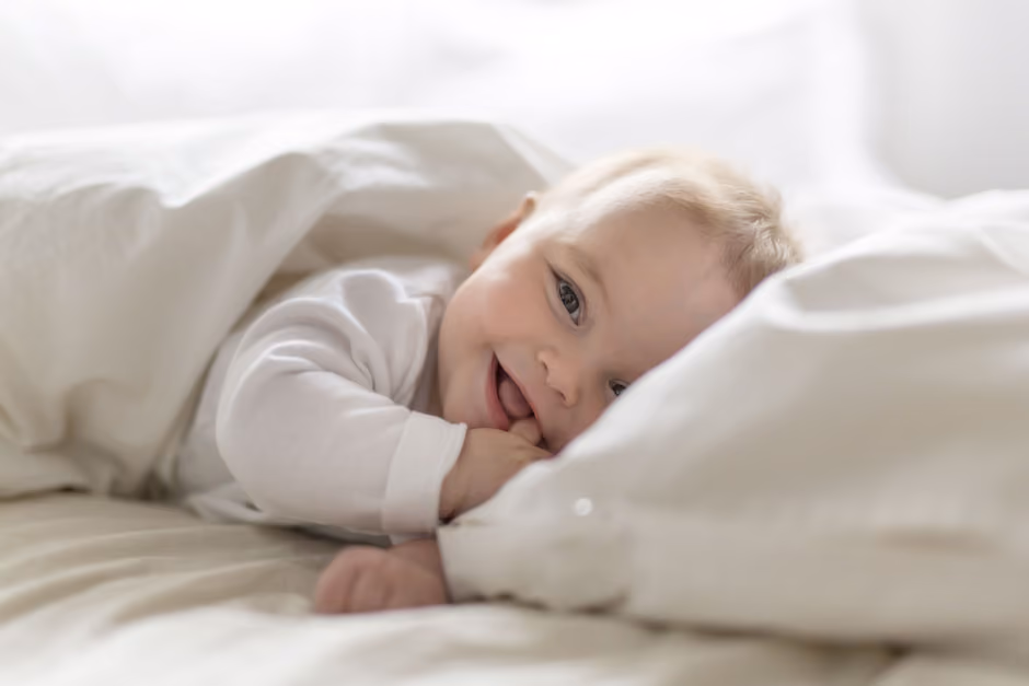 Et lite barn under dynen
