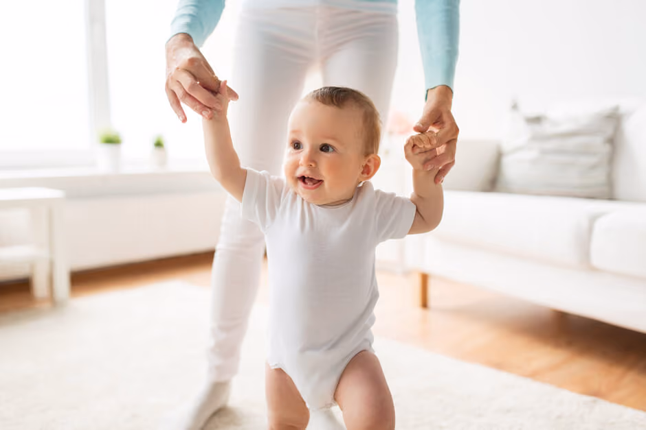 Baby tar sine første skritt