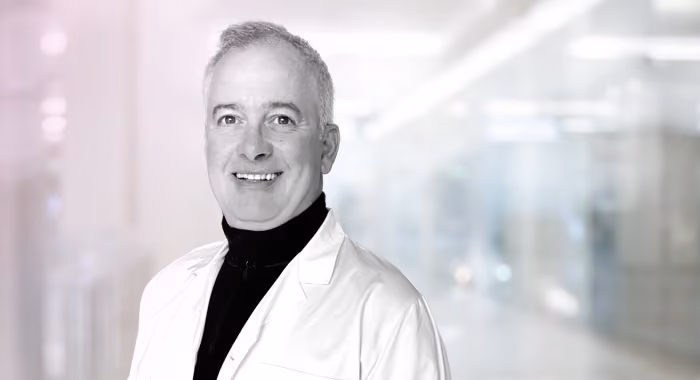 Portrett av Dr. Adrian Botea i klinikkinteriør