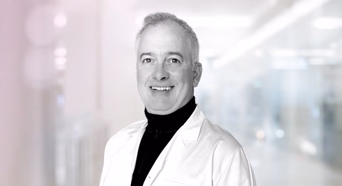 Portrett av Dr. Adrian Botea i klinikkinteriør