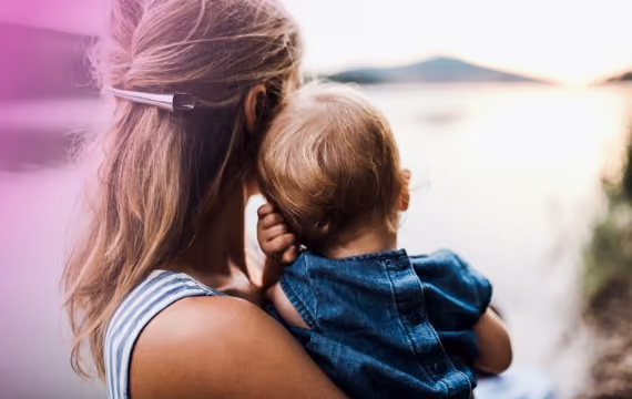 Endometriose mor og barn ser på solnedgangen