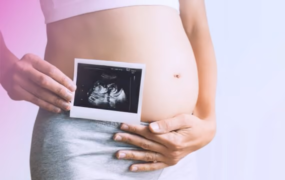 Ung gravid kvinne viser ultralydbilde