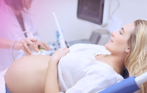 Lege tar ultralyd av gravid kvinne på klinikk