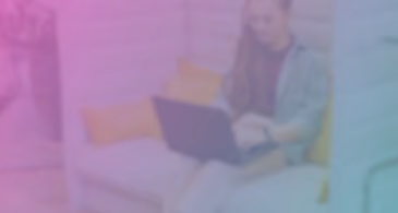 Ung pasient ser video på sin laptop