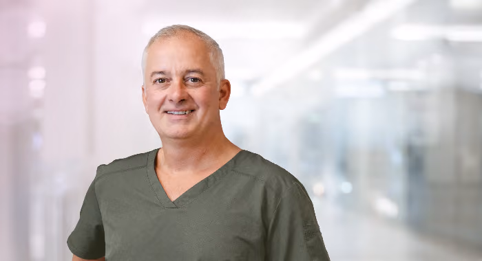 Portrett av Dr. Adrian Botea i klinikkinteriør