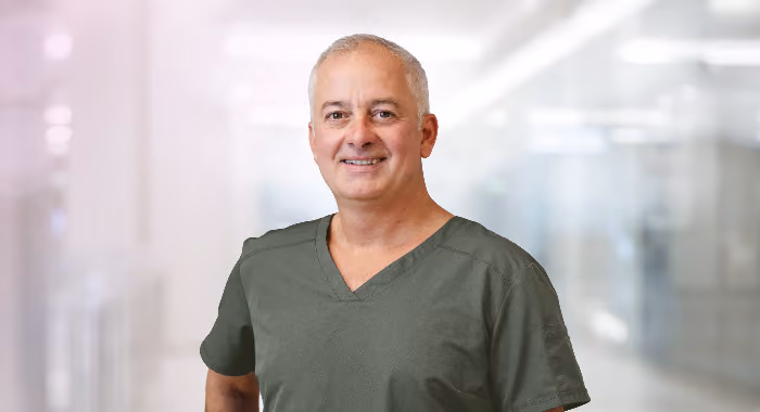 Portrett av Dr. Adrian Botea i klinikkinteriør