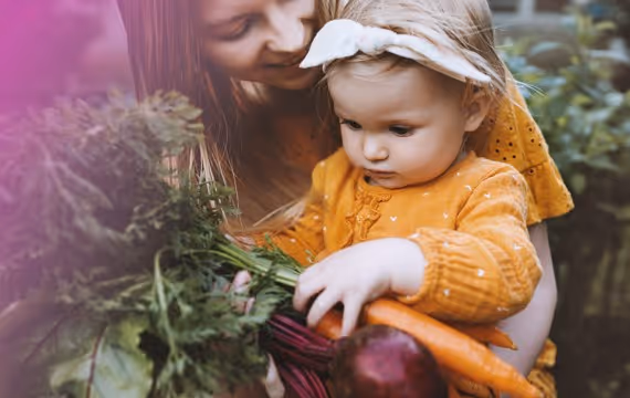 fertilitetssjekken ung mor viser sitt barn grønnsakshagen