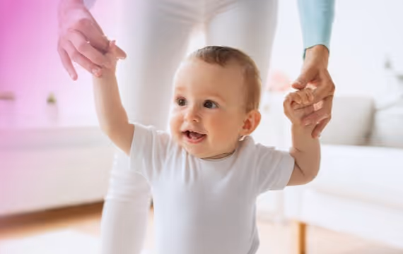 Baby tar sine første skritt