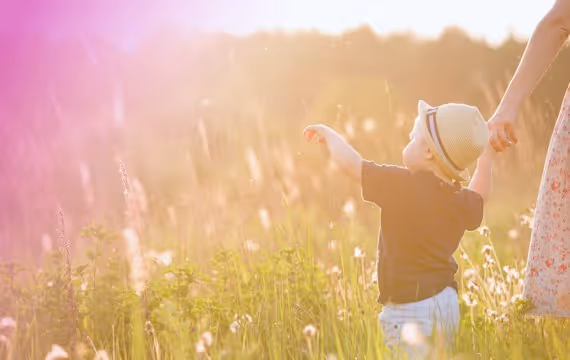 IVF suksessrate mor og barn går tur på en blomstereng