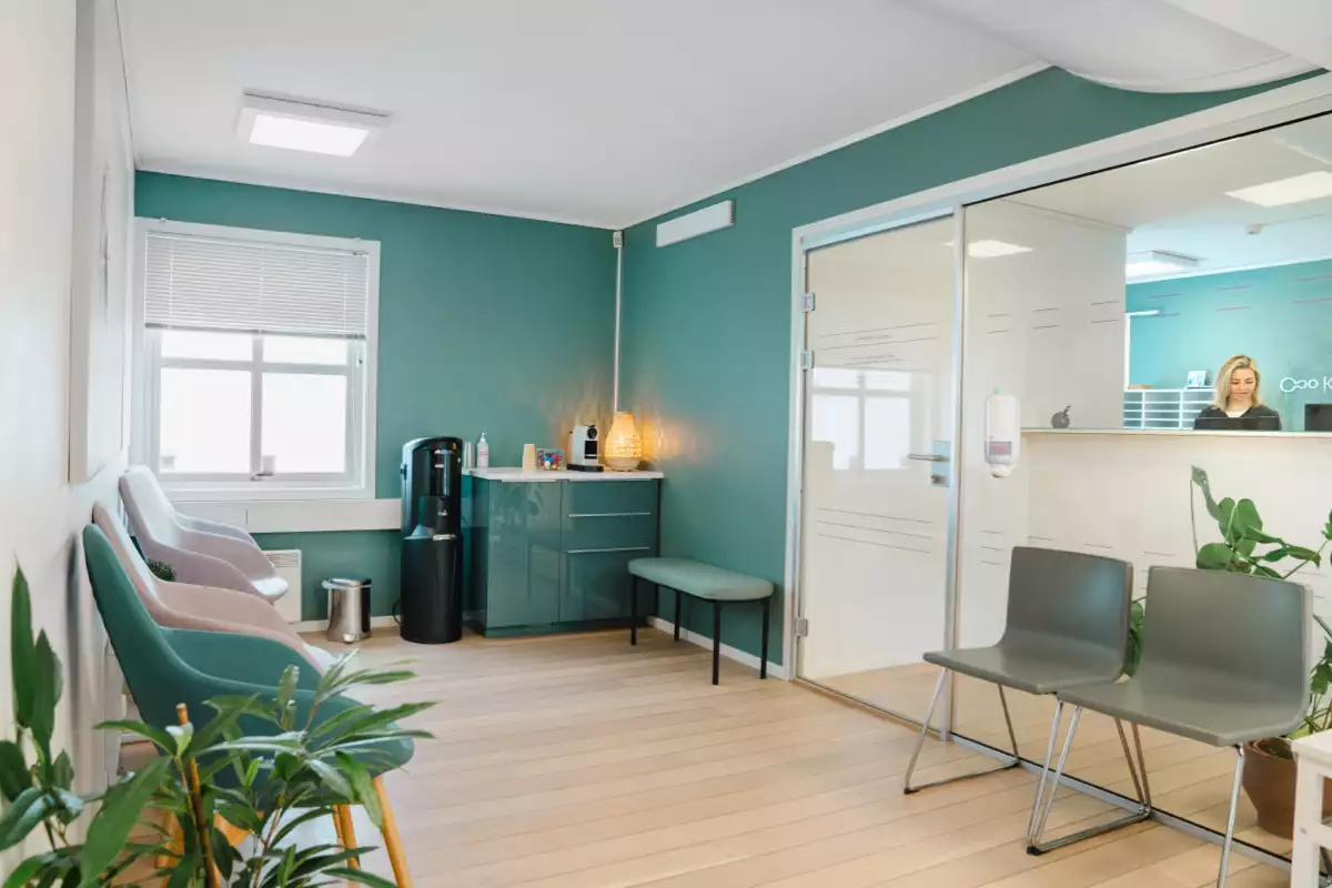 Yosh ayol keksa odamning yuziga otirdi (ruscha seks video)