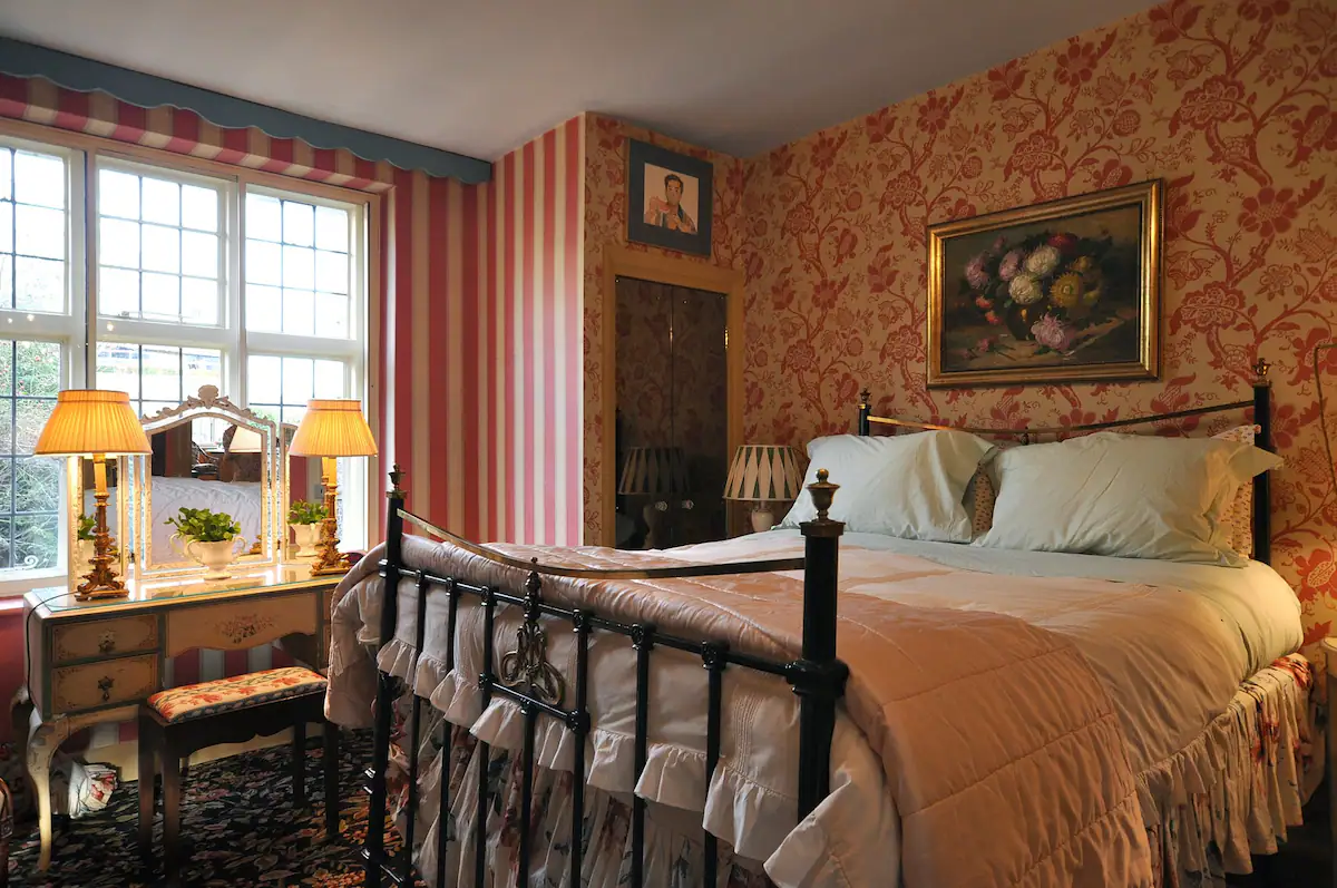 a Trendy and Unique Airbnb Stay in london and victorian