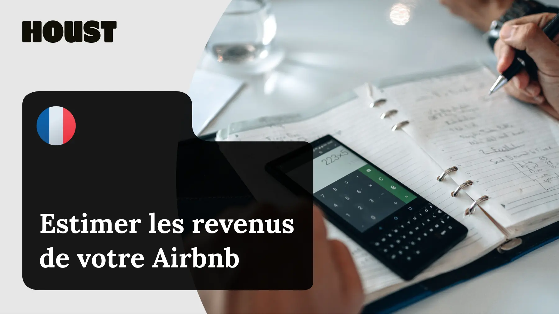 Calculatrice et carnet de notes sur un bureau