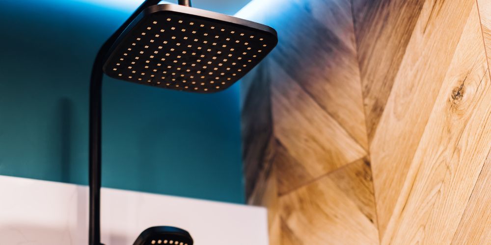 természetes hatású fa burkolat zuhanyzóban