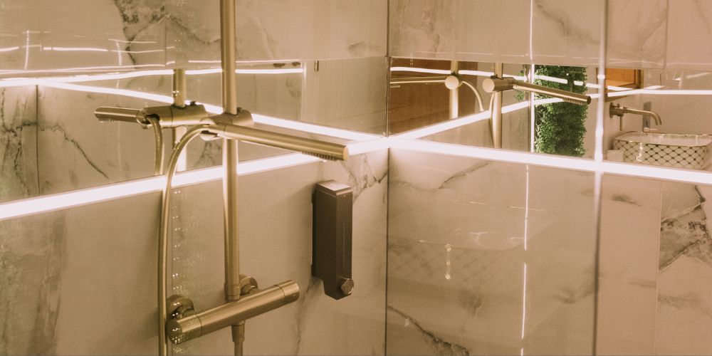 LED világítás fürdőszobában a zuhanyzón belül