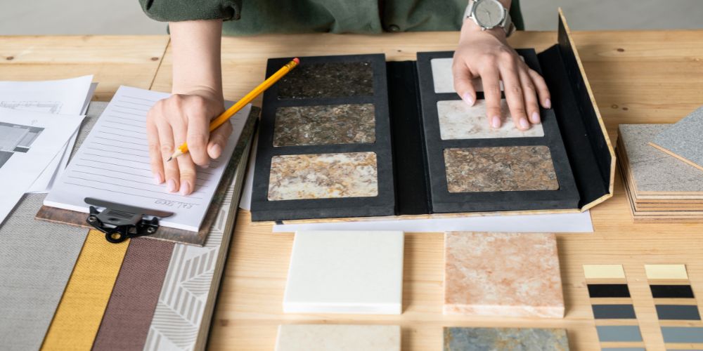 szakember segít a burkolóanyagok kiválasztásában