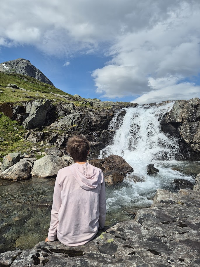 Klatrer kigger op på sin klatremakker