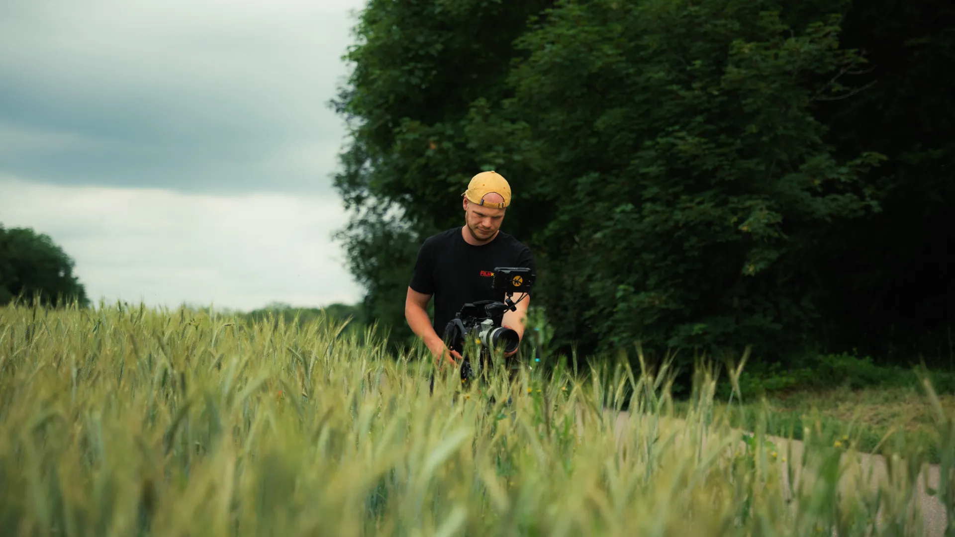 Filmkey filmt draußen