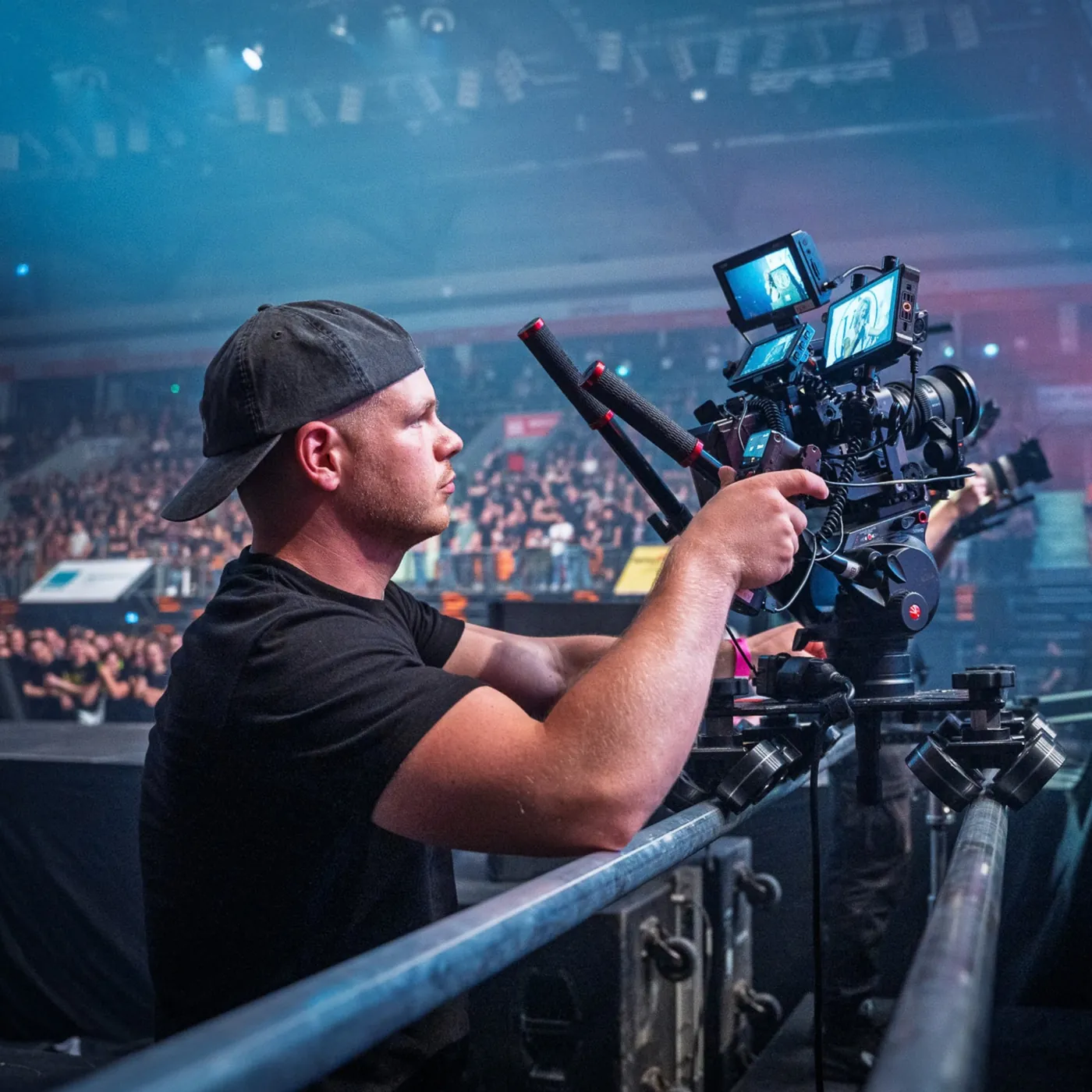 Simon von filmkey beim Dreh eines Aftermovies in einer vollen Halle