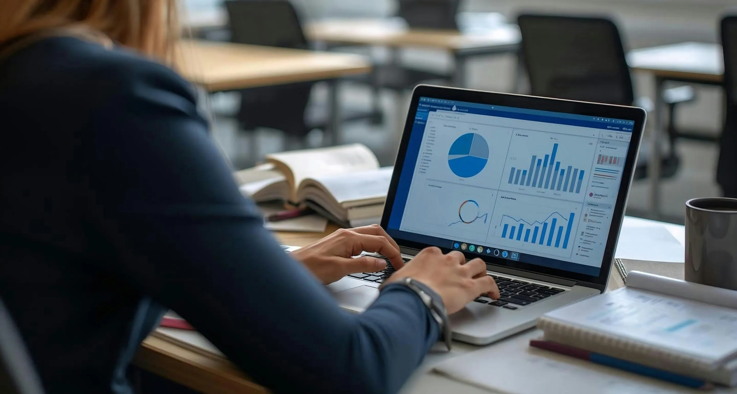 Medewerker analyseert grafieken in Excel op een laptop