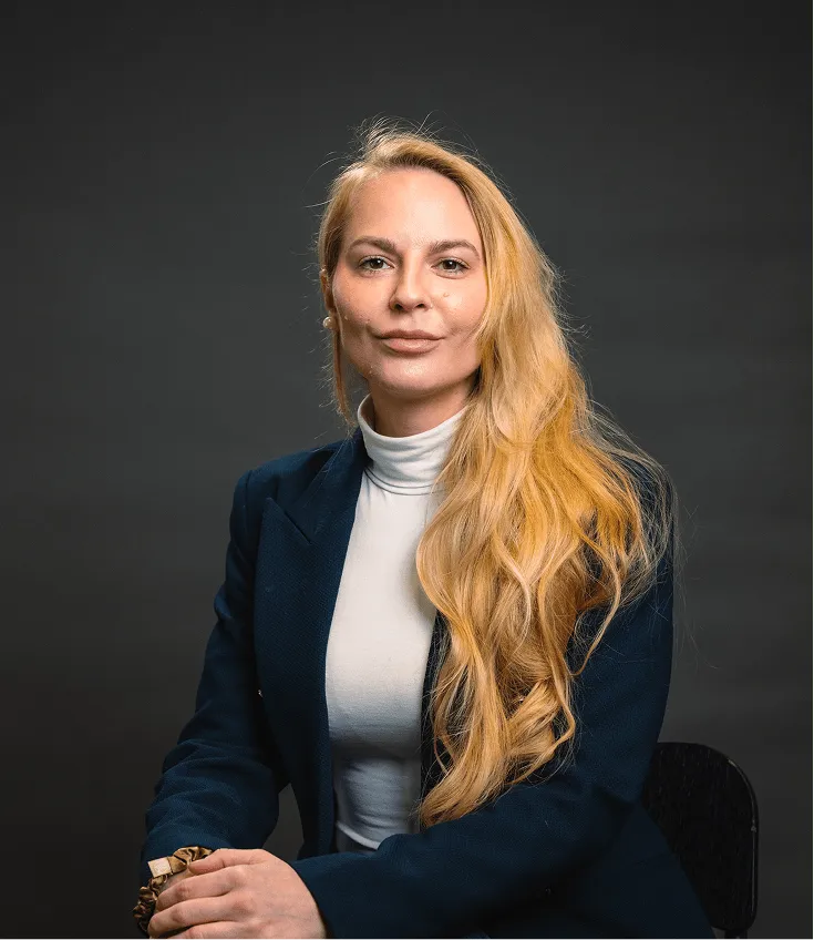 Alexandra de la cruz lächelt