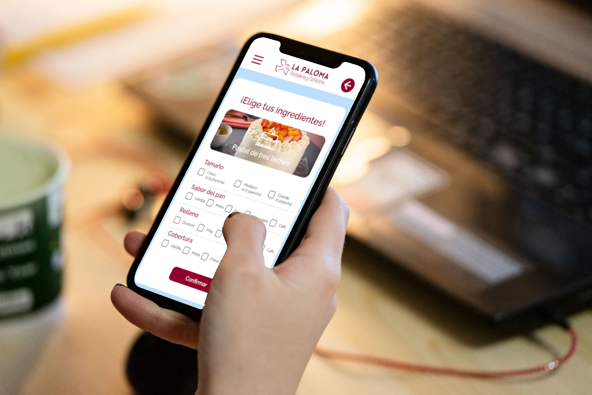 Aplicación móvil de la pastelería La Paloma utilizada por un usuario.